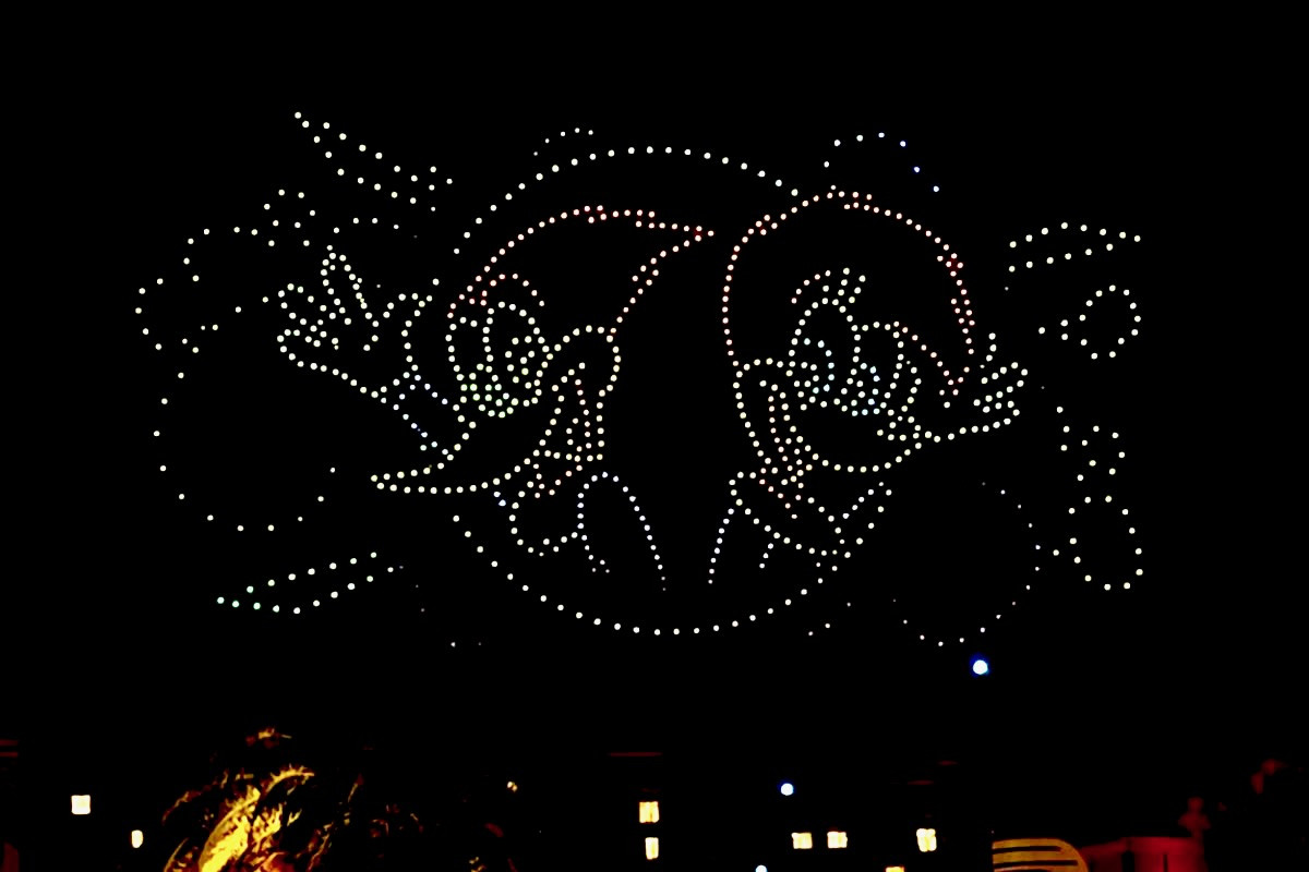 USJ一夜限りのドローンショー開催! ウッディー・ウッドペッカーが夜空に浮かび上がる