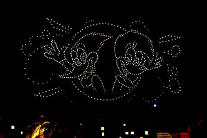 USJ一夜限りのドローンショー開催！　ウッディー・ウッドペッカーが夜空に浮かび上がる