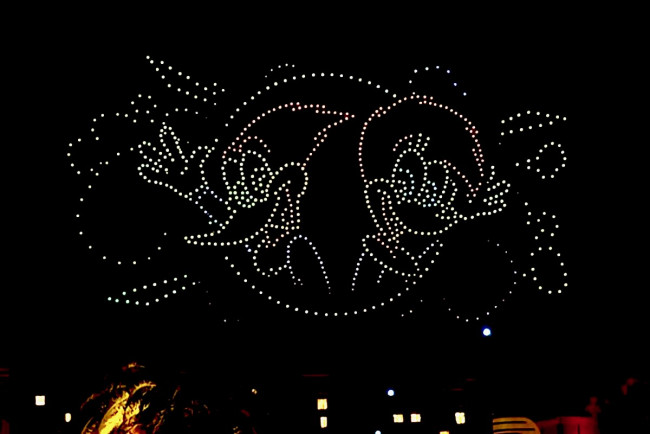 USJ一夜限りのドローンショー開催！　ウッディー・ウッドペッカーが夜空に浮かび上がる