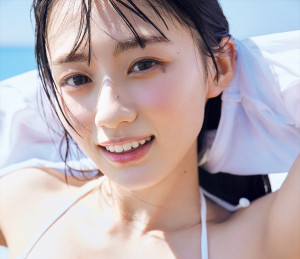乃木坂46・川崎桜、白ビキニ姿がまぶしい！　1st写真集『エチュード』先行カット解禁