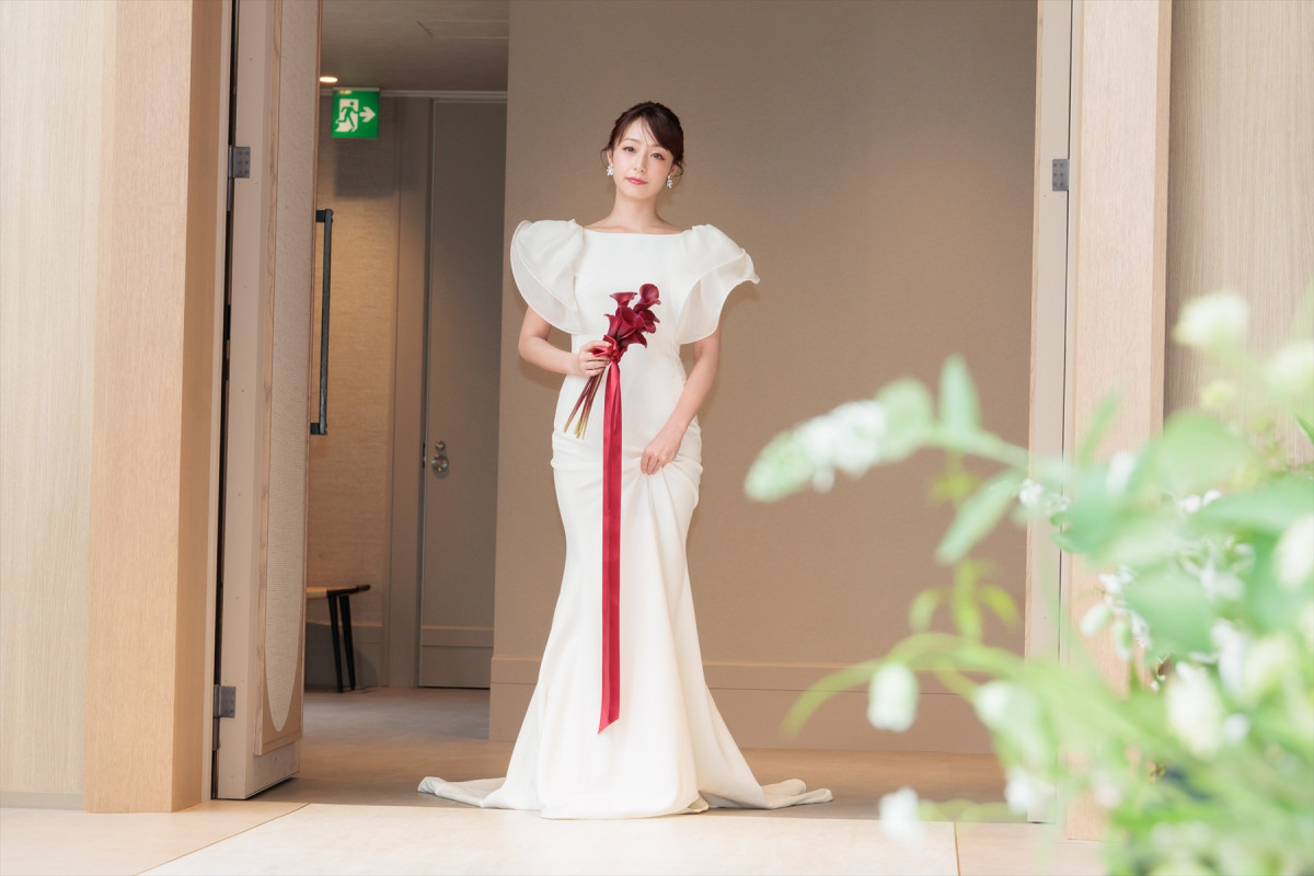 宇垣美里、純白のウェディングドレス姿を披露　理想のパートナーは「見守ってくれる人」