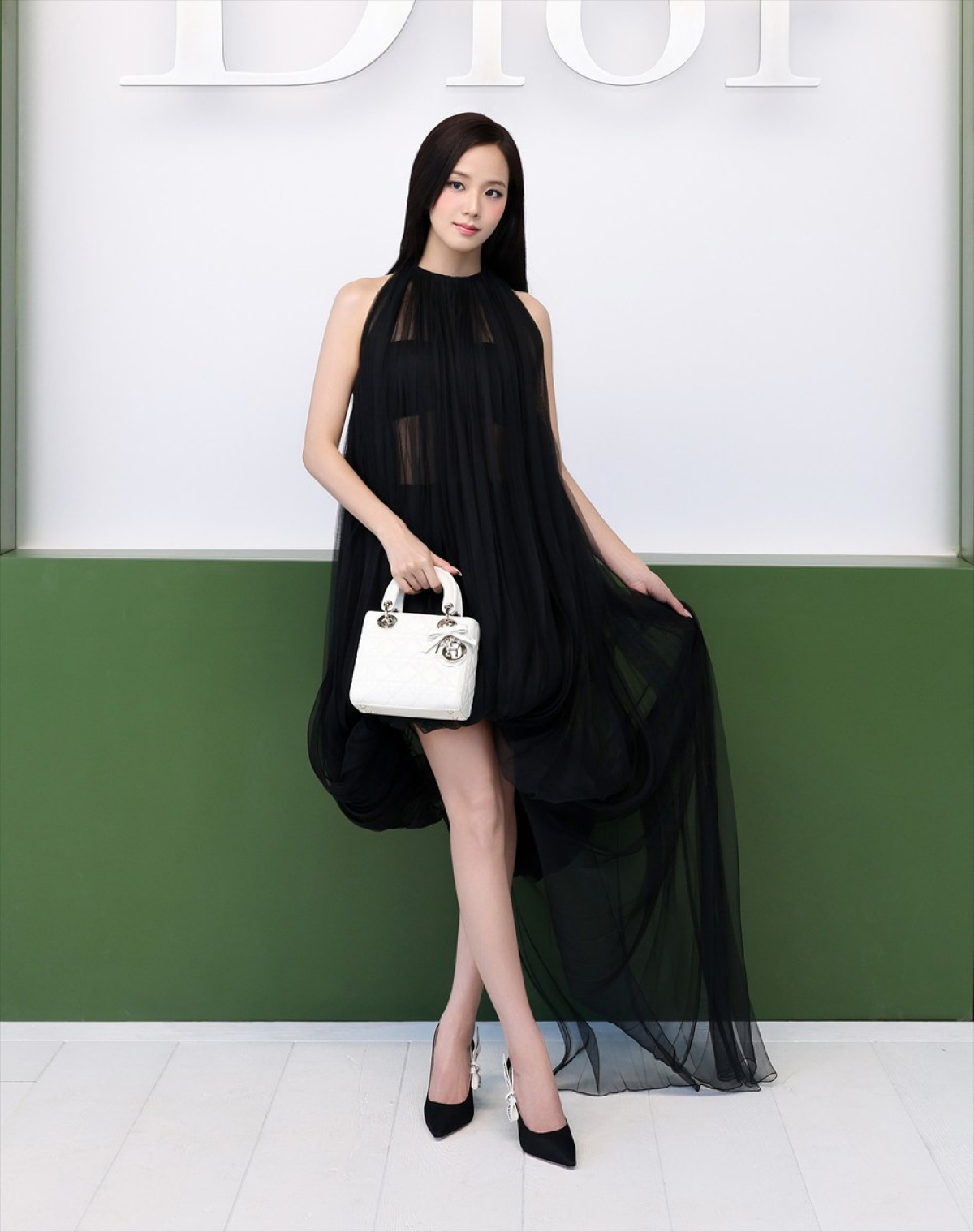 シャーリーズ・セロン、ディオールのショーでエレガントな美貌を披露　今田美桜＆河合優実らも来場