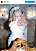 マドンナ、「ライク・ア・ヴァージン」ルックを42年ぶりに再現　※「マドンナ」Instagram