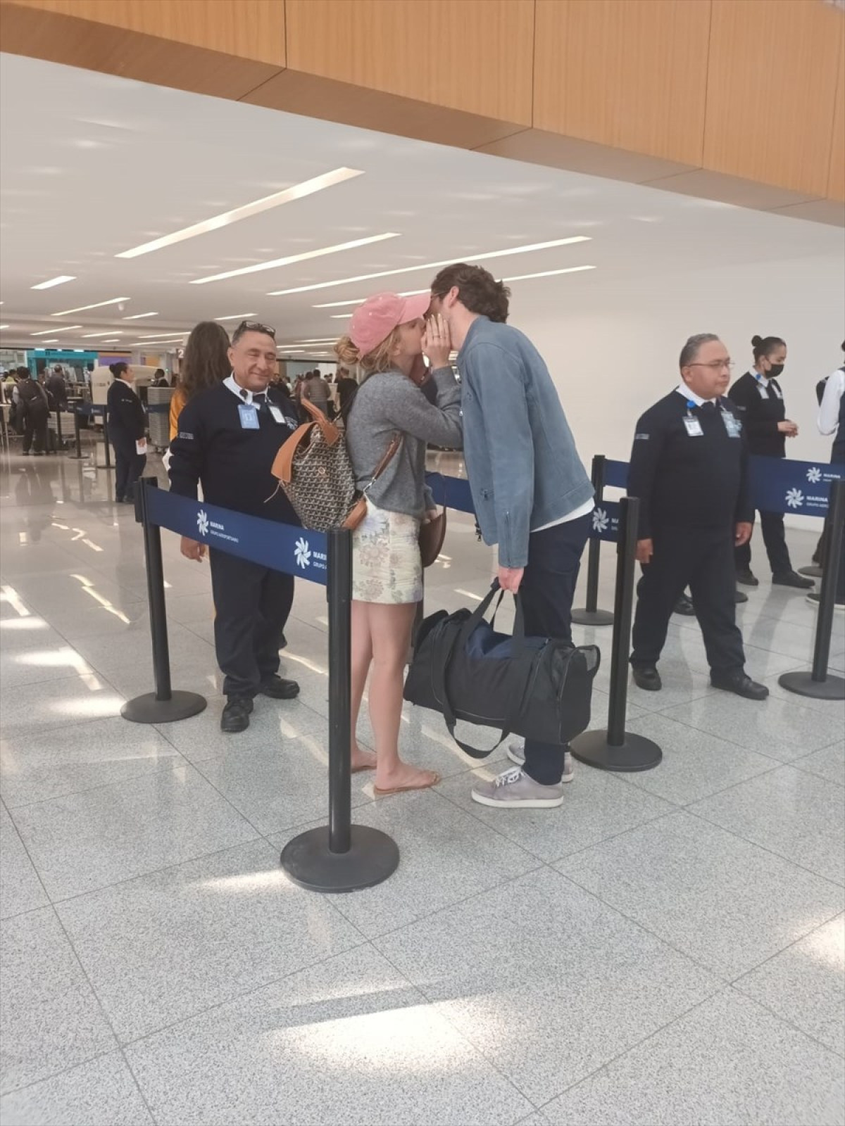 エマ・ワトソン、富豪御曹司と空港でキス