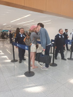 エマ・ワトソン、富豪御曹司と空港でキス