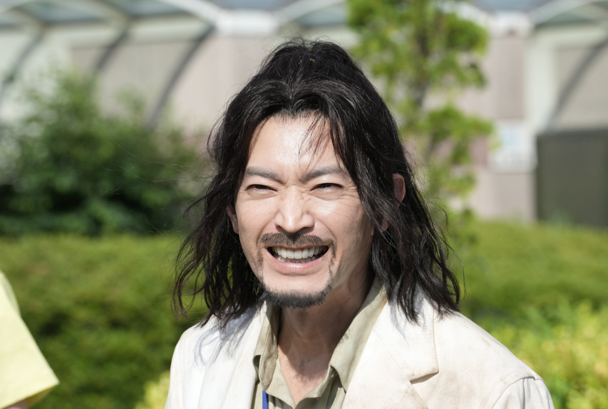 目黒蓮主演『SAKAMOTO DAYS』新場面写真解禁　驚異的再現度ビジュアル＆激しいバトルシーン