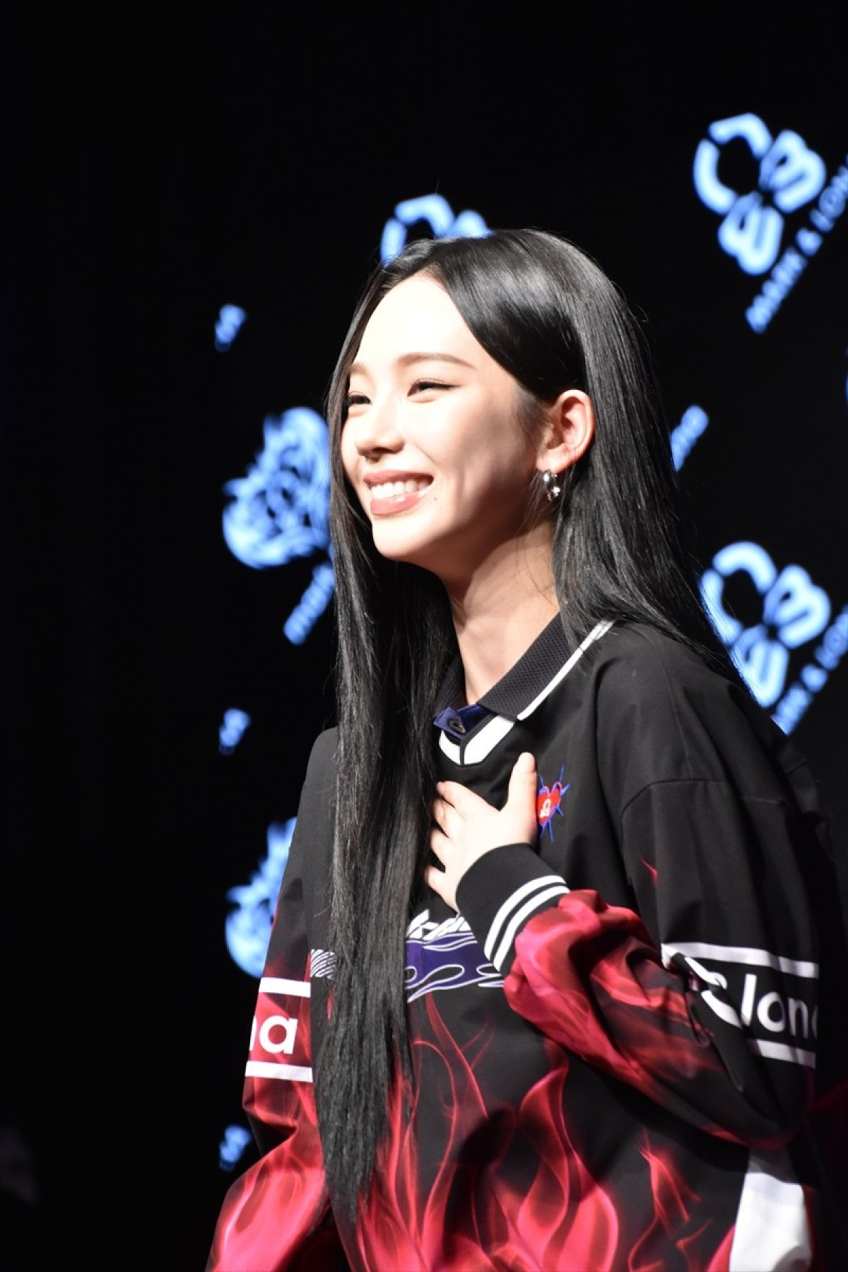 aespa・KARINA、黒とピンクのゴルフウェア姿で登場　『MARK ＆ LONA』新ブランドアンバサダー就任