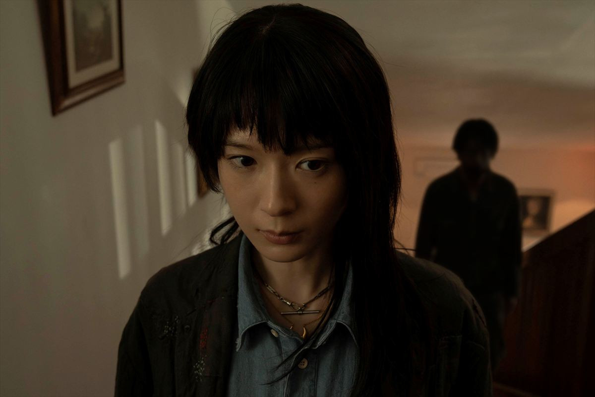 0時5分 に現れる“あいつ”の正体とは――『ネバーアフターダーク』惨劇捉えた予告＆ポスター解禁