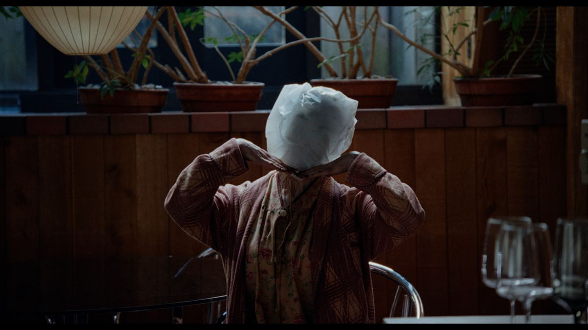 オズグッド・パーキンス監督×NEON『キーパー』ご近所さんのゴミ袋に女性の遺体!?　本編映像＆場面写真解禁