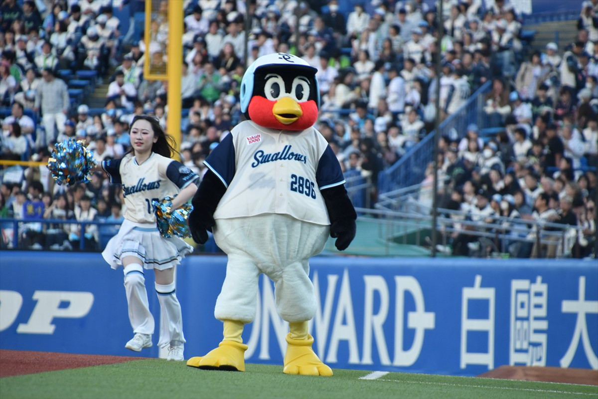 宮野真守、始球式で見事ノーバン　自己採点は「97点」！　マリオポーズで喜び