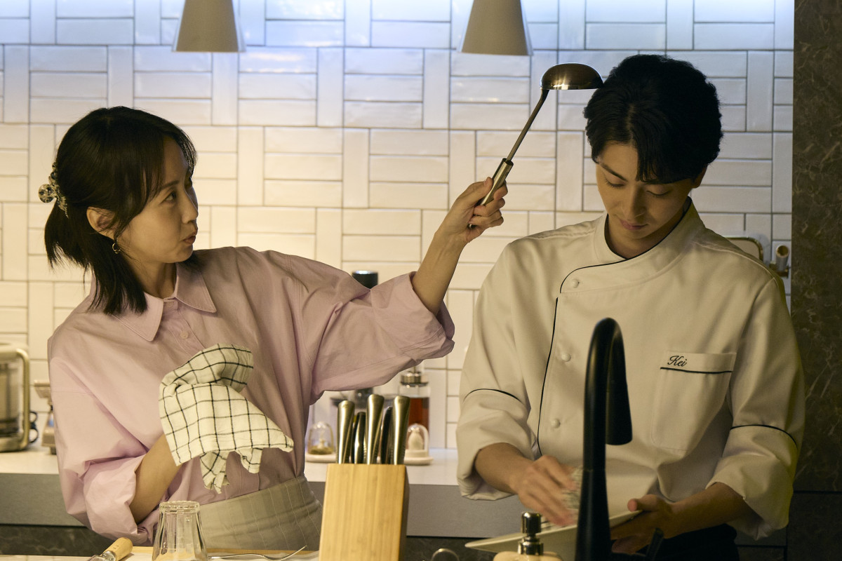 『今夜、秘密のキッチンで』第3話　“あゆみ”木南晴夏、男性の転落事故の記事を見つける