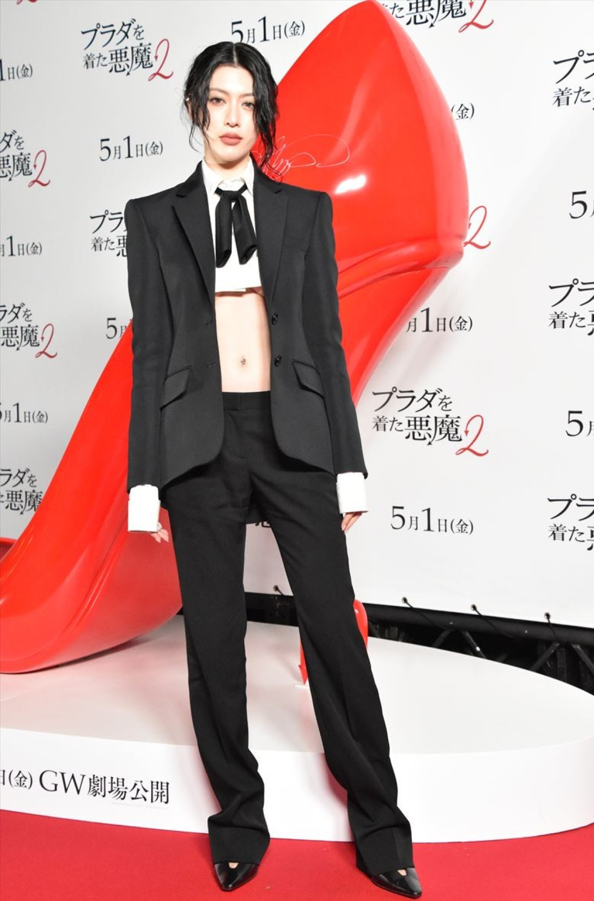 TWICE・MOMO＆SANA『プラダを着た悪魔２』をイメージした真っ赤なドレスで登場！ジャパンアンバサダーに就任