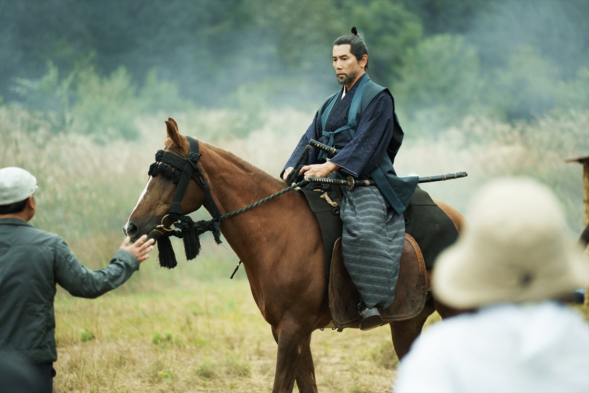 本木雅弘主演×黒沢清監督『黒牢城』、豪華キャストが“新しい時代劇映画の古典”に挑んだ舞台裏に迫る！【撮影現場レポート】