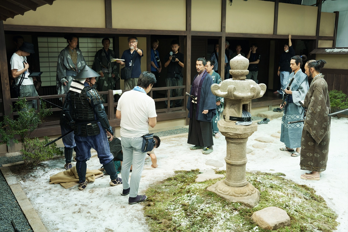 本木雅弘主演×黒沢清監督『黒牢城』、豪華キャストが“新しい時代劇映画の古典”に挑んだ舞台裏に迫る！【撮影現場レポート】
