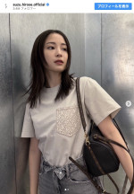 広瀬すず、ルイ・ヴィトンのTシャツ姿披露 ラフな装いに「美しすぎる