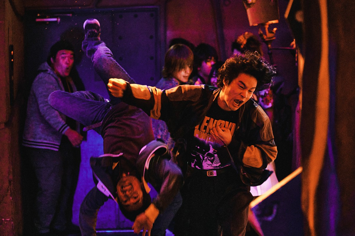 水上恒司×ユンホ『TOKYO BURST』最悪最強バディが新宿歌舞伎町で大暴れ！　場面写真解禁