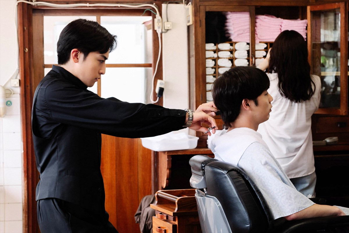 映画『死神バーバー』岡部大、平井亜門ら18名の追加キャストが発表　場面写真も解禁に