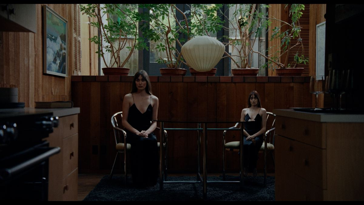 オズグッド・パーキンス監督×NEON『キーパー』ご近所さんのゴミ袋に女性の遺体!?　本編映像＆場面写真解禁