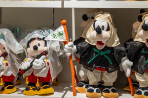 「ディズニーストア」京都ポルタ店が誕生！　牛若丸＆弁慶デザインの限定アイテムも用意