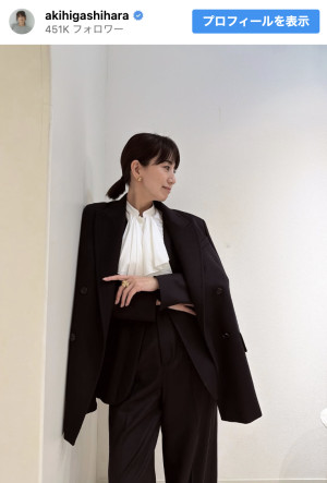 東原亜希、パンツスーツスタイルで入学式出席　※「東原亜希」Instagram