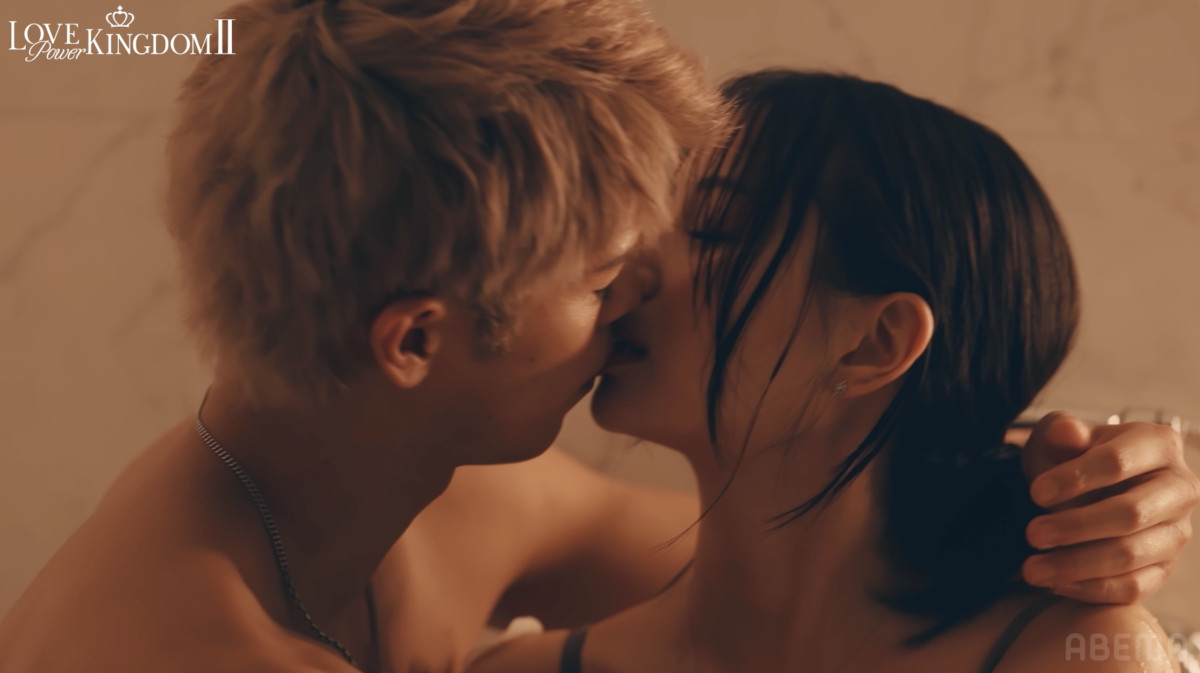 元AKB48美女がバスタブで何度も濃厚キス　イケメン格闘家との恋が成就！