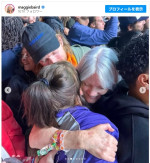 ビリー・アイリッシュを抱きしまえる母マギー・ベアード　※「マギー・ベアード」Instagram