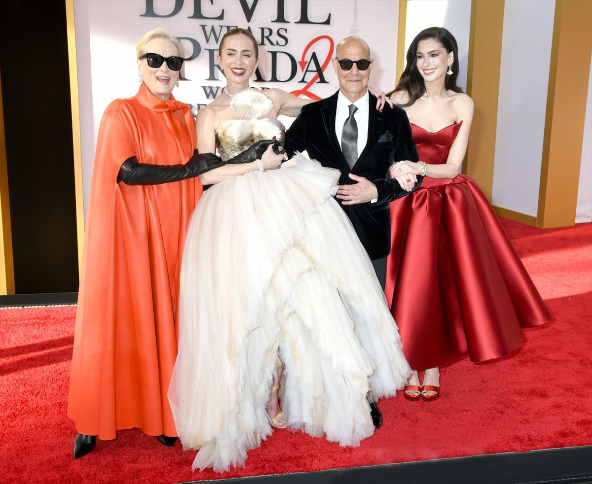 メリル・ストリープ、エミリー・ブラントのドレスを『プラダを着た悪魔』ミランダ風にチェックする姿が話題