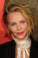 Netflix映画『エイペックス・プレデター』NYプレミアに登場したシャーリーズ・セロン