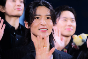 Snow Man目黒蓮、一時帰国でレッドカーペットに登場　雨のち虹も出現