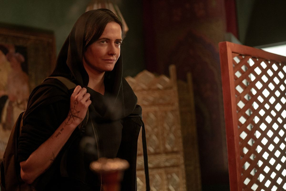 『ダーティ・エンジェルズ』地獄の戦場で見せたエヴァ・グリ―ンの新境地　場面写真解禁