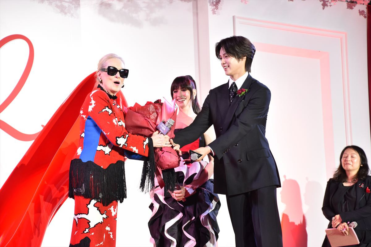 メリル・ストリープ＆アン・ハサウェイ『プラダを着た悪魔』コンビが来日！　&TEAM Kに役者としてのアドバイス