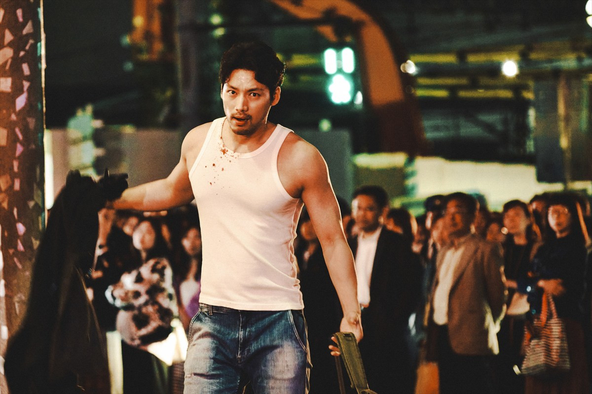 福士蒼汰のパンプアップした肉体際立つ!『TOKYO BURST』“最狂ヴィラン”場面写真解禁