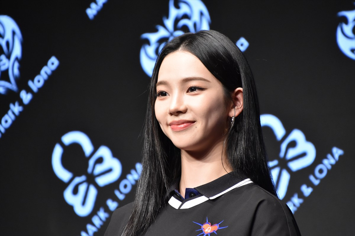 aespa・KARINA、黒とピンクのゴルフウェア姿で登場　『MARK ＆ LONA』新ブランドアンバサダー就任