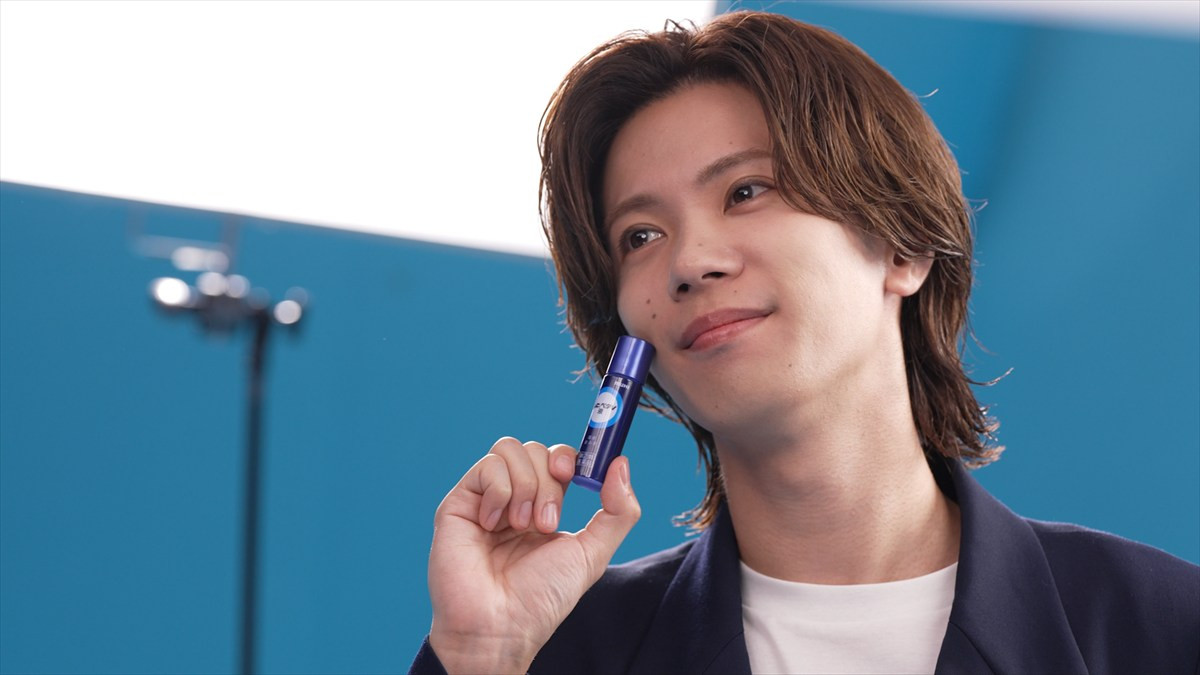 Number_i神宮寺勇太、紺色のスーツ姿でスマートな演技披露　「ムヒベタV液」TVCM登場　