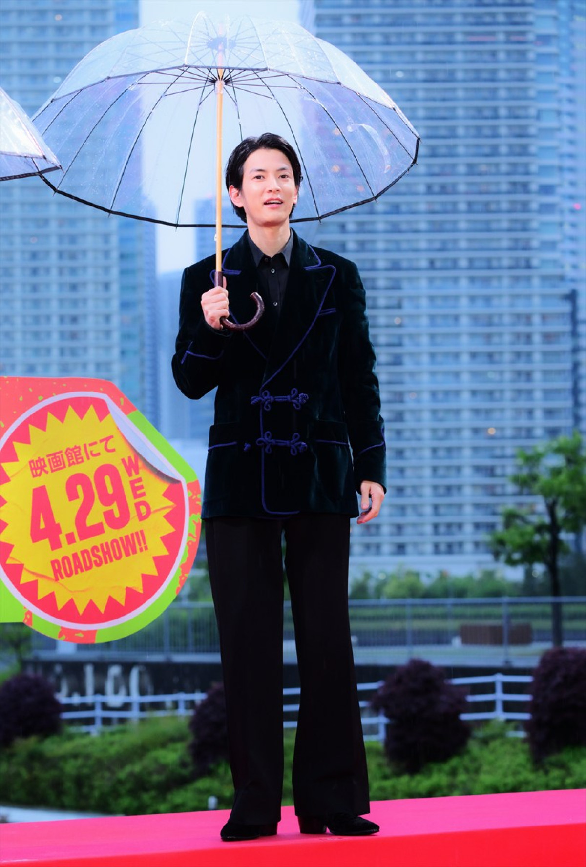 Snow Man目黒蓮、一時帰国でレッドカーペットに登場　雨のち虹も出現