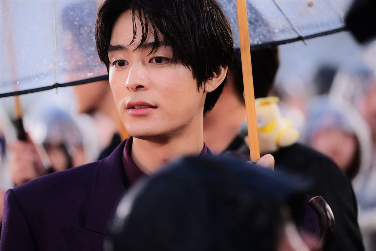 Snow Man目黒蓮、一時帰国でレッドカーペットに登場　雨のち虹も出現