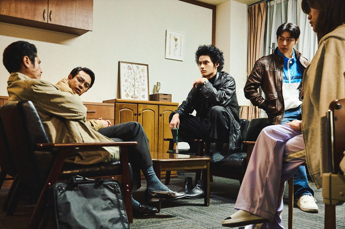 『TOKYO BURST』水上恒司・東方神起ユンホ・渋川清彦ら警察チームの活躍を激写！　場面写真解禁