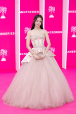 BLACKPINK・ジス、ピンクのプリンセスドレスで魅了　カンヌ国際シリーズフェスティバルで新人賞受賞