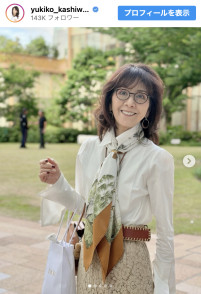 柏木由紀子、スカーフコーデを披露　※「柏木由紀子」Instagram