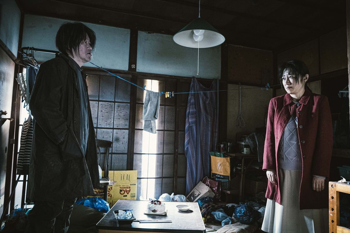 佐藤二朗、『爆弾』“喋りすぎる男”から“全く喋らない怪物”に　自身原作＆主演の最新作から見える胸中とは
