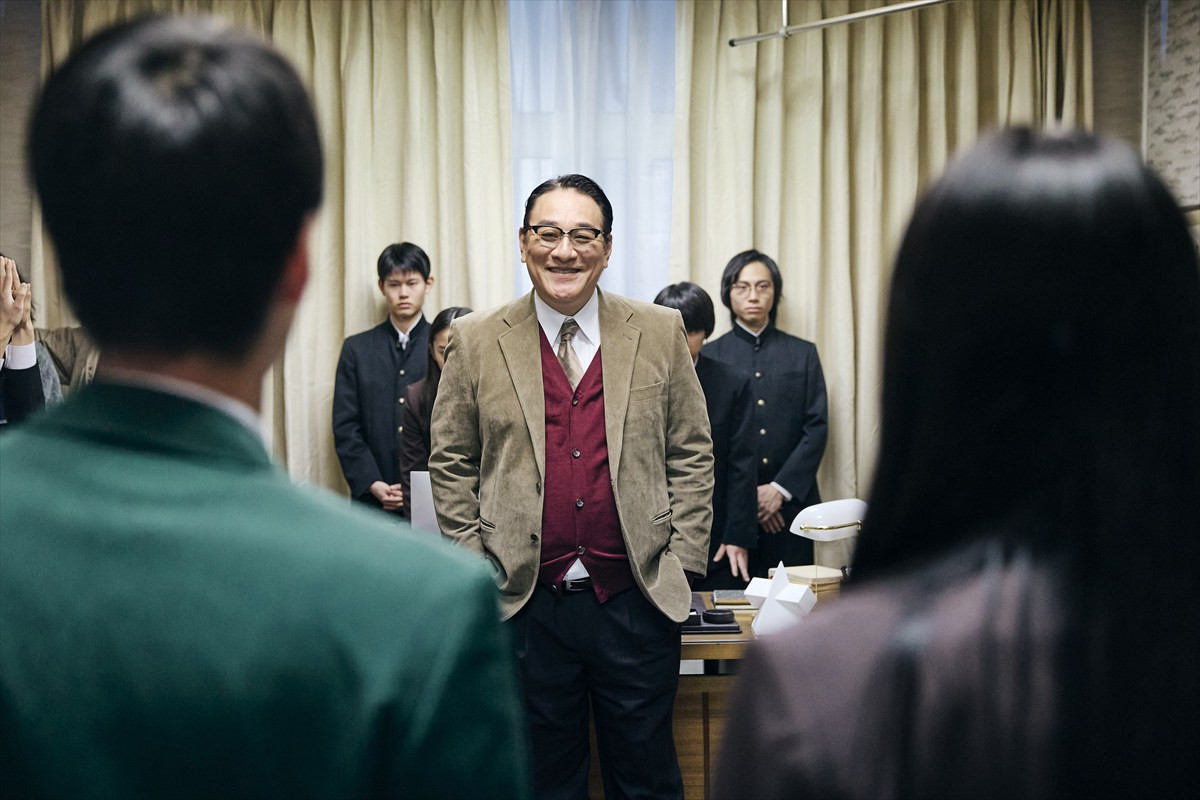 映画『NEW GROUP』“謎の校長”ピエール瀧の場面写真が解禁