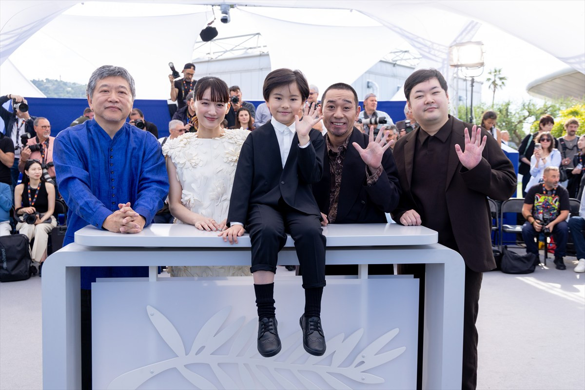 綾瀬はるか、フラワーモチーフの“大人かわいい”白ドレスで登場　カンヌの青空バックに笑顔