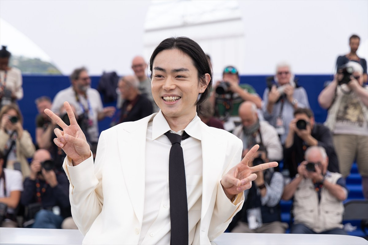 宮舘涼太、カンヌで華麗なターン披露！ 『黒牢城』本木雅弘、菅田将暉と共に初参加