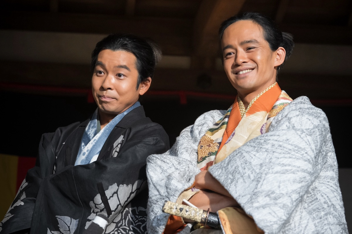 『豊臣兄弟！』“高虎”佳久創、“三成”松本怜生を「仏様抱っこ」ネット爆笑「新しいスタイル」「三成高虎コンビいい」