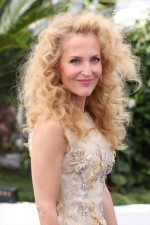 ジリアン・アンダーソン、カンヌで新ヘアをお披露目