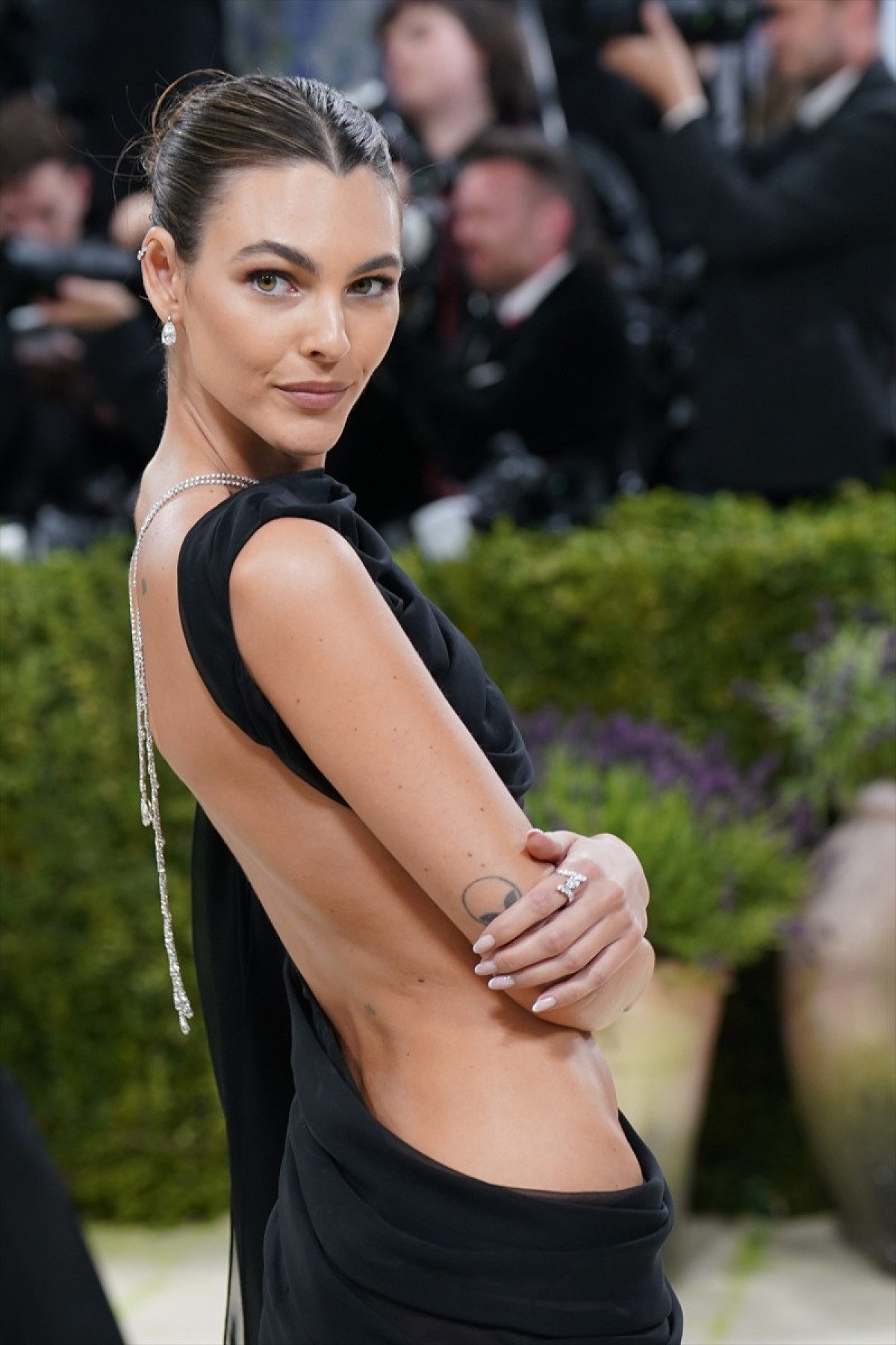 レオナルド・ディカプリオの年下恋人、メットガラで美腹筋あらわなドレス姿