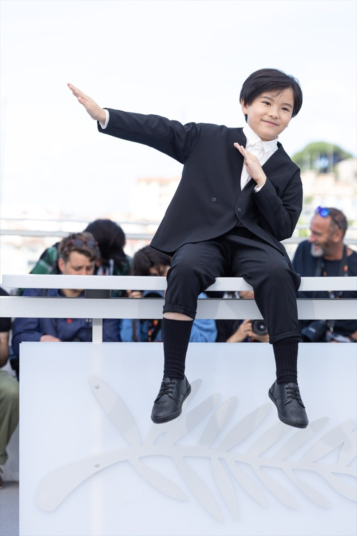 綾瀬はるか、フラワーモチーフの“大人かわいい”白ドレスで登場　カンヌの青空バックに笑顔