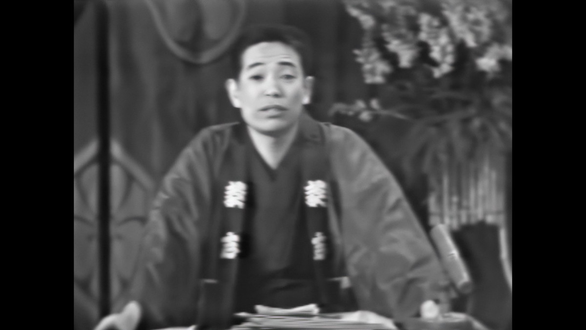 『笑点』60周年特別映像より＜1968年3月10日（第88回）放送時の初代司会・立川談志の大喜利映像＞