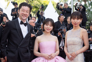 第79回カンヌ国際映画祭レッドカーペットに登場した『すべて真夜中の恋人たち』（左から）浅野忠信、岸井ゆきの、岨手由貴子監督