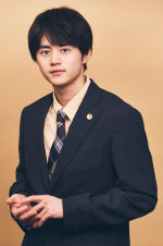 ドラマ9『リーガルビート-逆転の法廷-』に出演する鈴鹿央士